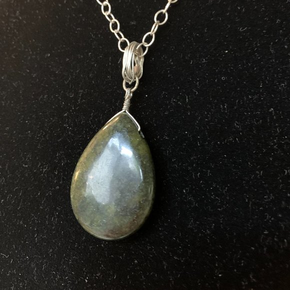 Serpentine Necklace. Beautiful green pendant on a silver chain. 16"-18" necklace - Picture 5 of 5